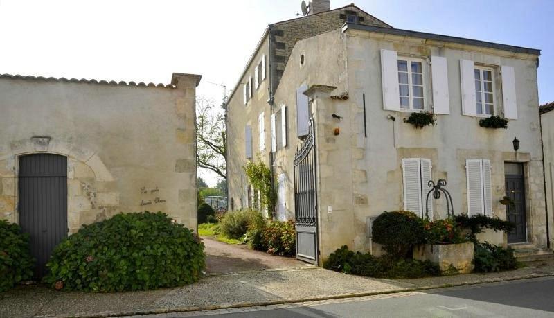 Le Puits Sainte Claire Bed & Breakfast Courcon Exterior photo