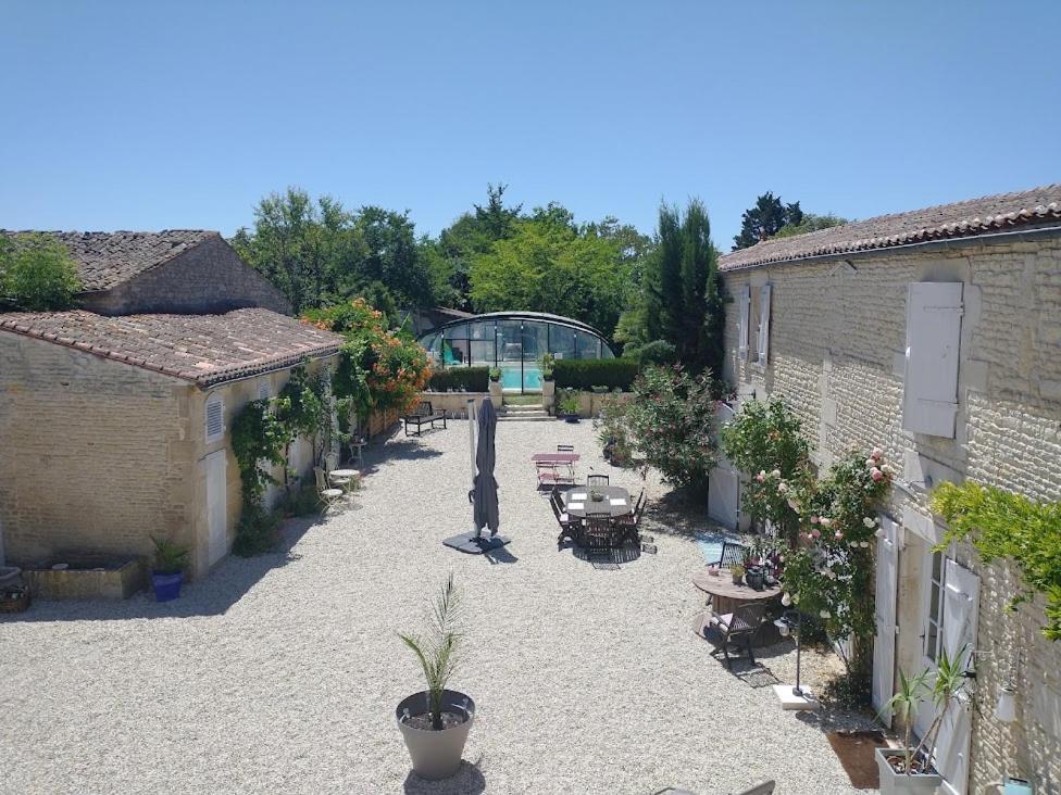 Le Puits Sainte Claire Bed & Breakfast Courcon Exterior photo