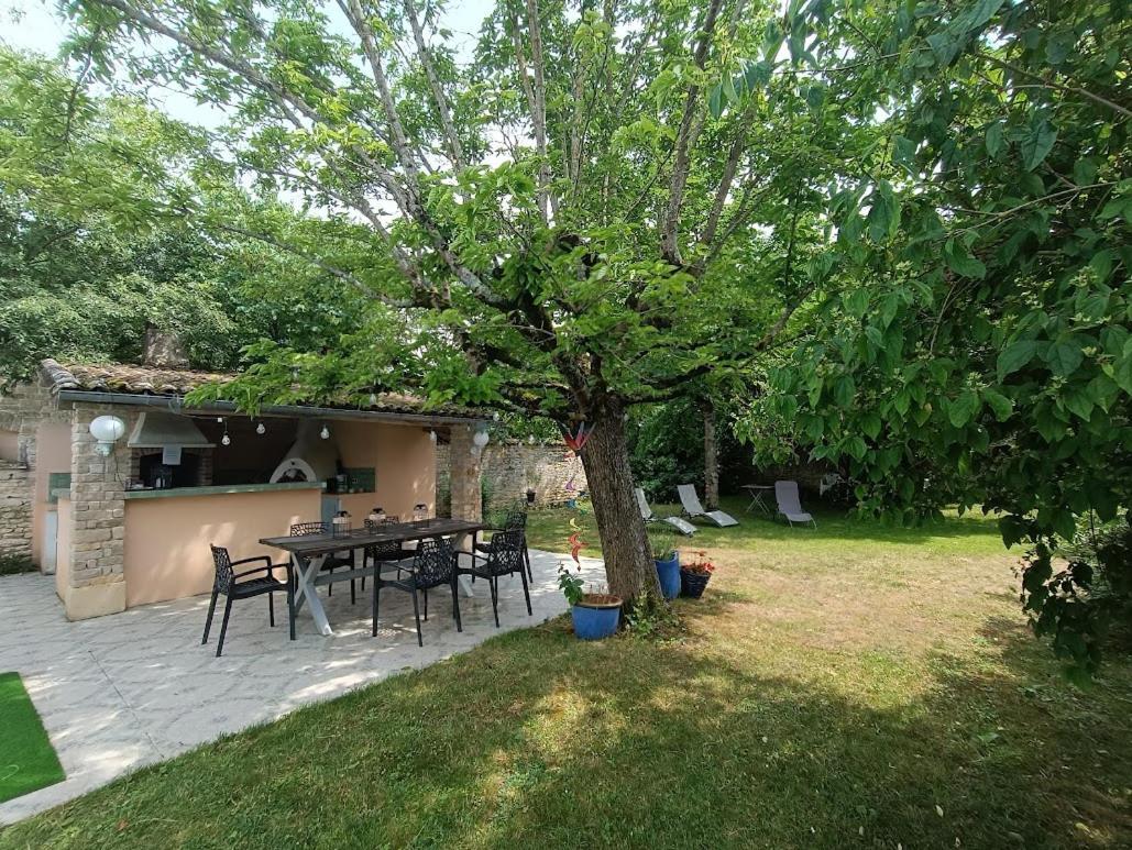 Le Puits Sainte Claire Bed & Breakfast Courcon Exterior photo